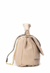 Bolso de mano de piel beige con diseño fruncido, asa superior anudada y correa de cadena dorada. Presenta una textura suave y una forma redondeada y suave.