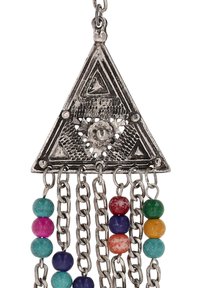 Sølv trekantet vedhæng med tekstureret overflade, dekoreret med cirkulære udsparinger. Nedenfor hænger farverige perler fra metal kæder.