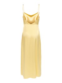Longue robe nuisette en satin jaune pâle avec fines bretelles ajustables et décolleté en V.