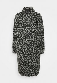 Leopardenmuster Mantel in Grau und Schwarz. Hergestellt aus strukturiertem Stoff, mit Kragen, zwei Brusttaschen und schwarzen Knöpfen. Lange Ärmel.