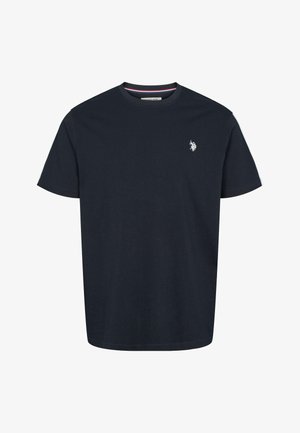 Jūras zila kokvilnas T-kreklu ar apaļu kaklu, īsām piedurknēm un mazu baltu izšūtu logo uz krūšu. Minimalistiskais dizains.