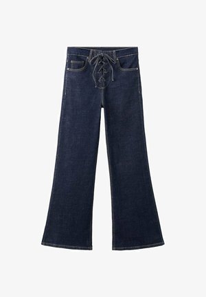 Jean en denim bleu foncé avec une coupe large et un devant à lacets. Comprend deux poches avant et des coutures jaunes visibles.