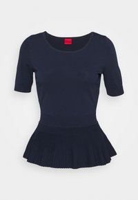 Mörkblå topp med kort ärm och veckad, utsvängd nederkant, tillverkad av ribbat tyg. Har rund halsringning och en röd märkeslapp.