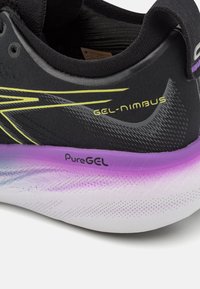 Zwarte sportieve schoen met een gestructureerde bovenkant, gele accenten en een paarse verloopkleur op de tussenzool. Bevat PureGEL merk.