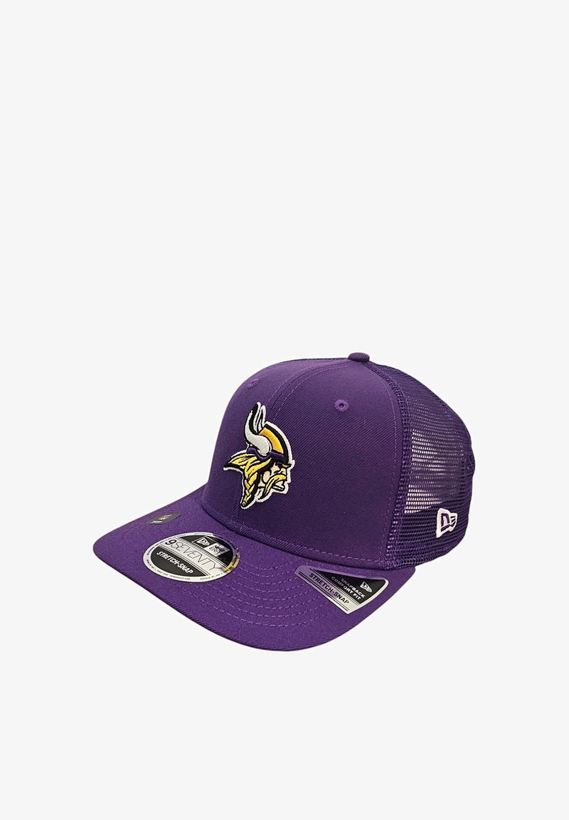 Casquette violette avec un dos en mesh et un avant structuré. Présente un logo de Viking jaune à l'avant et des étiquettes de marque sur la visière.