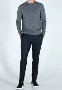 Pull gris en maille avec col rond, manches longues ; associé à un pantalon foncé et des baskets montantes noires. Le tissu semble doux et lisse.