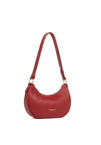 Sac à main en cuir rouge avec une forme courbée, des accents en métal doré et une seule bandoulière adjustable. Fermeture zip.