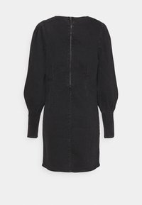 Sort denimkjole med lange ærmer, oppustede skuldre, tætsiddende talje og synlig lynlås i ryggen.