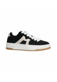 Zwarte nubucklederen sneaker met een witte rubberen zool, voorzien van witte veters en een beige geometrische accent op de bovenkant. Platte, gestructureerde zool.
