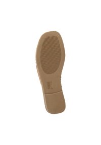 Beige Gummisohle mit strukturierten Oberflächen, die hervorgehobene horizontale und vertikale Rillen für Traktion und Langlebigkeit aufweist.