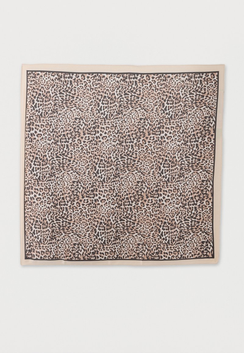 Τετράγωνο μαντήλι με μπεζ και μαύρο λεοπάρ μοτίβο και μονόχρωμη μπεζ μπορντούρα.