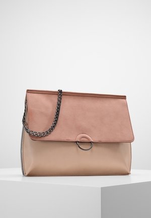 Różowa i beżowa skórzana torebka z łańcuszkiem, z magnetycznym zapięciem i okrągłym akcentem z przodu. Gładka tekstura i usztywniony kształt.
