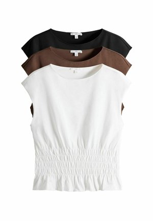 Tre t-shirtar med kort ärm staplade: vit, brun och svart. Den vita t-shirten har smockad detalj vid midjan. Slät, elastisk tyg.