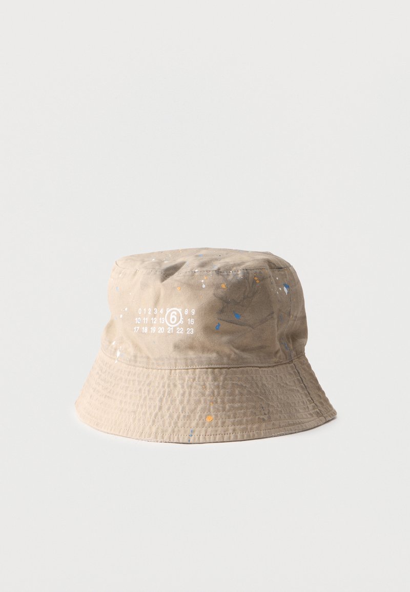 Μπεζ καπέλο τύπου bucket με πολύχρωμες πιτσιλιές μπογιάς και λευκό αριθμητικό σχέδιο τυπωμένο στο μπροστινό μέρος.