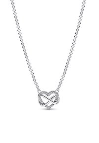 Srebrna verižica z obeskom v obliki srca, okrašena z simbolom neskončnosti in majhnimi bleščečimi kamni.