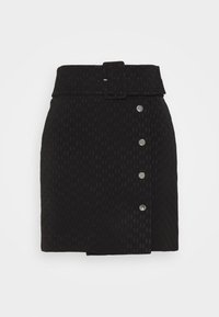Černá texturovaná mini sukně se širokým opaskem a přezkou potaženou látkou, vyznačující se vertikálním řadou čtyř stříbrných knoflíků na pravé straně.