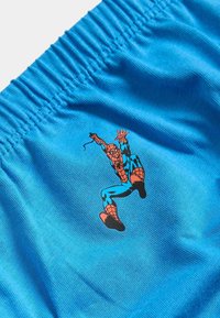 Blå shorts lavet af letvægtsstof med en samlet talje og et Spider-Man-tryk i sort og orange på den nederste front.