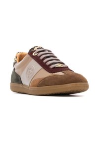 Zapatillas de ante en tonos marrón claro, burdeos y verde. Presentan acentos de estampado de leopardo, cordones grises y un emblema de marca en el lateral. Suela de goma.