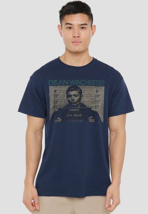 Cotton Soul, SUPERNATURAL/DEAN MUG SHOT - Print T-shirt - dark blue