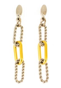Ohrringe aus Gold und Silbermetall sind mit verdrehten Kettenringen und verlängerten gelben und silbernen Verbindungsakzenten ausgestattet, die mit einem Steckerverschluss versehen sind.