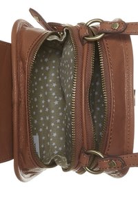Bolso cruzado de cuero marrón con herrajes en tono dorado, interior con una tela de patrón estrellado y dos compartimentos con cremallera.