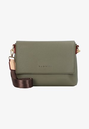 Bolso bandolera Bugatti de cuero verde oliva con cierre de solapa y correa de tela marrón desmontable con detalles beige y rojo.