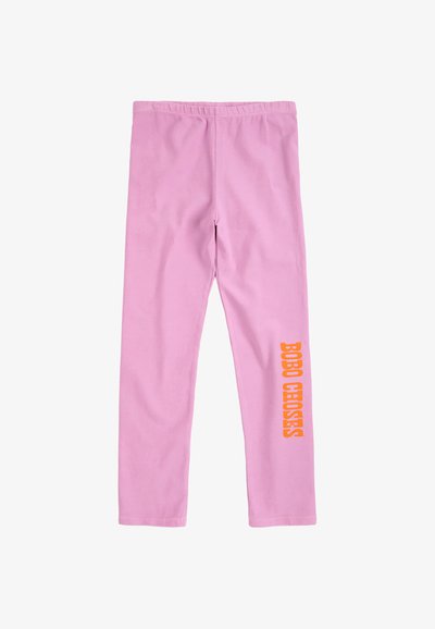 Leggings roses avec une taille élastique et un texte orange vif "BOBO CHOSES" imprimé verticalement sur une jambe.