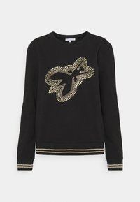 Svart sweatshirt med en framträdande fjärilsdesign prydd med guldnitar. Inkluderar guldaccenterade ränder på muddar och fåll.