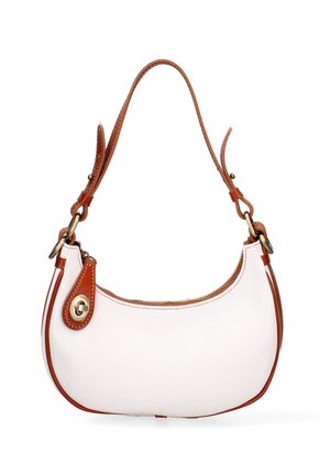 Borsa a spalla in pelle bianca con forma curva, tracolla in pelle marrone, accessori in metallo dorato e un piccolo dettaglio con logo laterale.