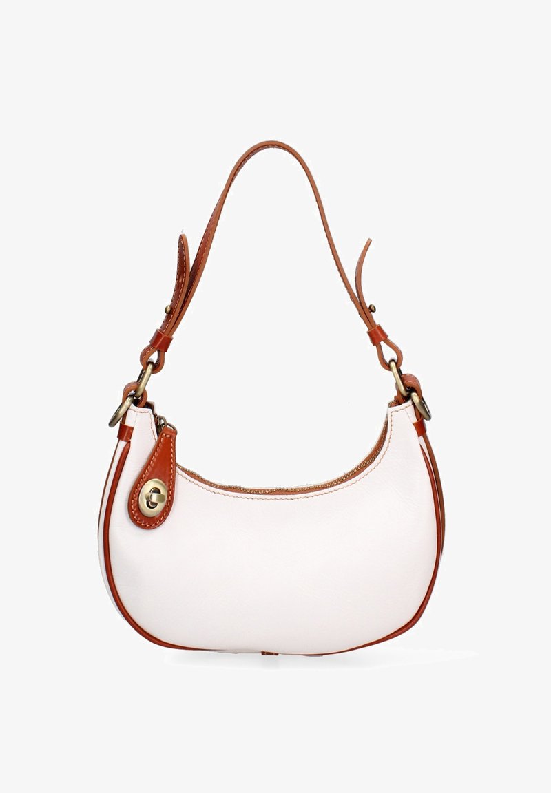 Sac à épaule en cuir blanc avec une forme incurvée, sangle en cuir marron, accents en métal doré et un petit détail de logo sur le côté.