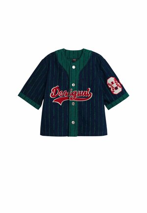 Krátky rukáv, námornícka modrá a zelená košele s tenkými prúžkami v štýle baseballovej košele s textom "Desigual" na prednej strane a červenou baseballovou nášivkou na rukáve.