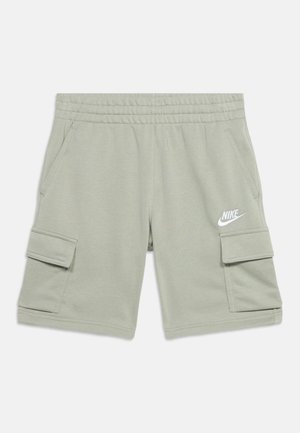 Svetlosivé šortky Nike s elastickým pásom, bočnými vreckami a cargo vreckami, s bielym logom Nike na pravej stehne.