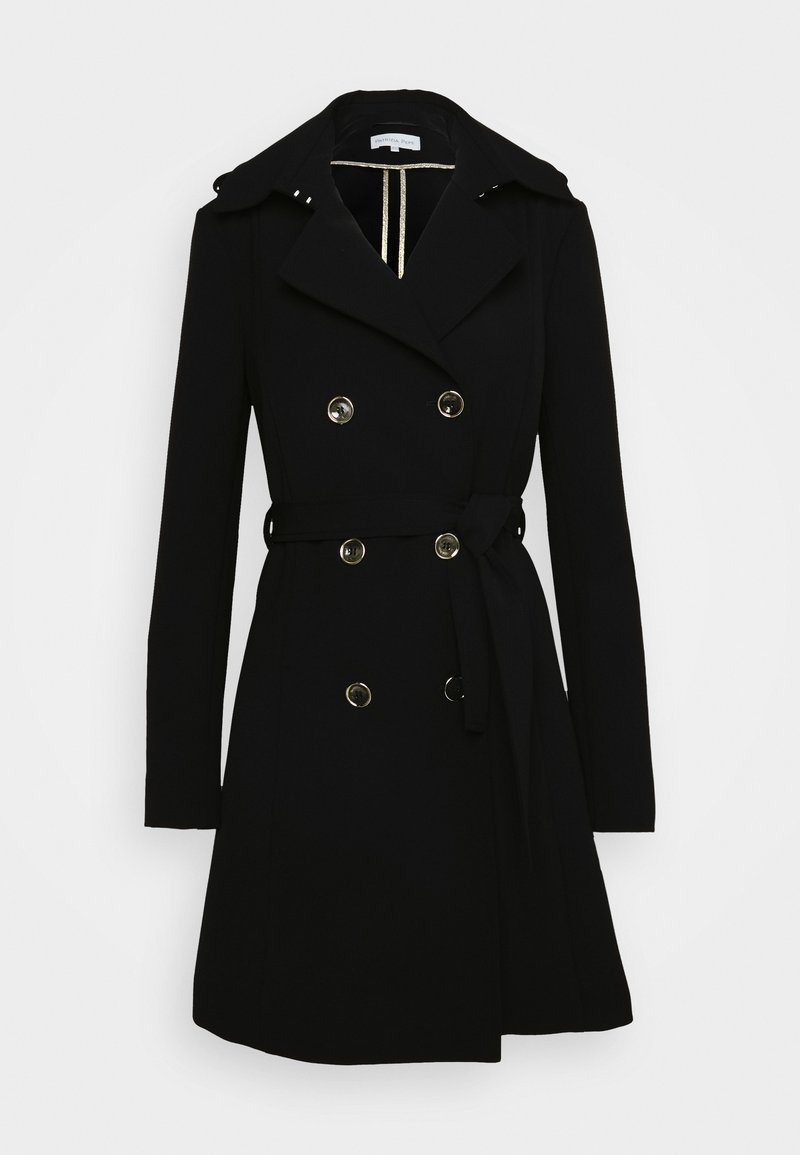 Černý dvouřadý trench coat se zlatými knoflíky, páskem a epauletami; má klopený límec a přiléhavý siluetu.
