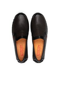 Schwarze Slipper aus perforiertem synthetischem Material mit strukturierter Oberfläche. Mit einer hellbraunen Innensohle und roten Logo-Akzenten.