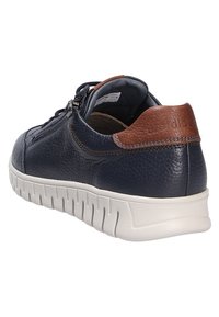 Marineblaue Leder-Sneaker mit texturiertem Finish, braunem Lederakzent an der Ferse, weißer segmentierter Sohle und seitlichem Reißverschluss.