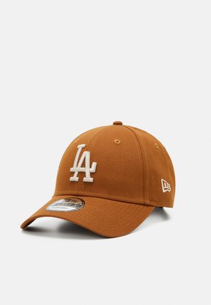 Gorra de béisbol marrón con el logotipo bordado "LA" en blanco, diseño estructurado, visera curvada, textura de tela y ojales de ventilación.