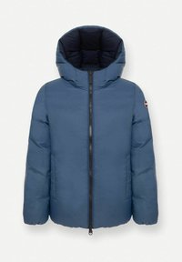 Giacca a vento blu imbottita con cappuccio, dotata di zip frontale, texture imbottita e logo in evidenza sulla manica sinistra.