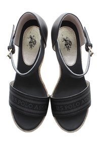 Sandali neri U.S. Polo Assn. con cinturini alla caviglia, punta aperta e logo sui plantari e larghe bande frontali.