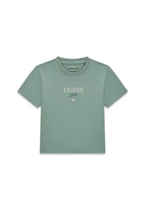 Camiseta de manga corta de color verde menta, hecha de algodón, con un logo blanco "GUESS" y un detalle triangular en el frente. Textura suave y cuello redondo.