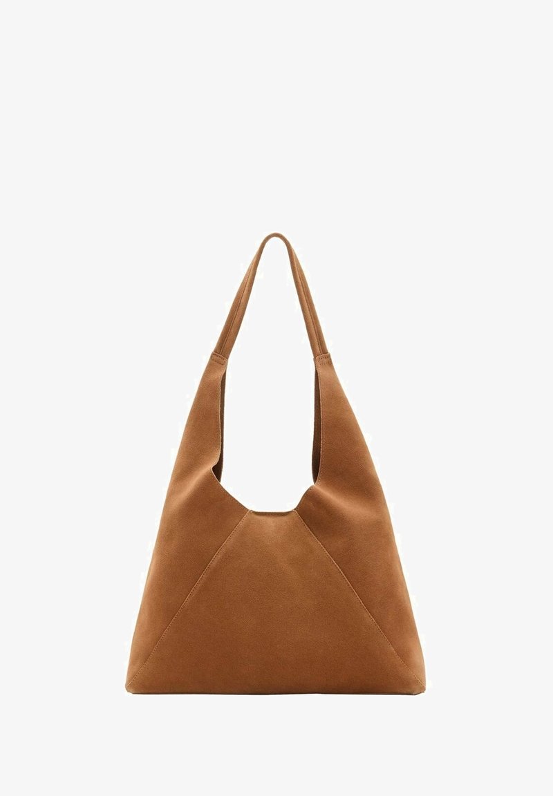 Sac fourre-tout en daim marron avec une ouverture en V profonde, des anses larges et une base plate ; présente des détails de coutures inclinées sur le devant.
