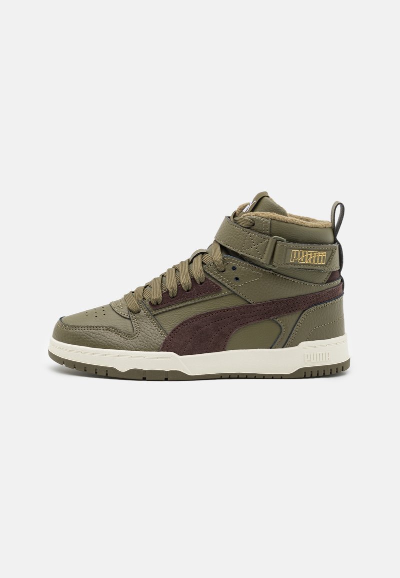 Baskets montantes en vert olive et marron foncé avec lacets et bride à la cheville, semelle blanche et logo PUMA sur la bride et le talon.