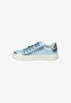 Metallic hellblaue Sneaker mit runder Spitze, weißer Mittelsohle und silbernem Akzent an der Ferse. Verfügt über blaue Schnürsenkel und eine glatte Oberfläche.