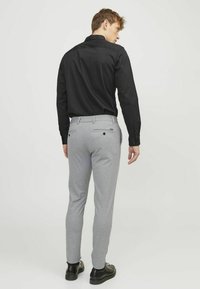 Jack & Jones JPSTMARCO JJCOOPER - Pantalones chinos - grey melange