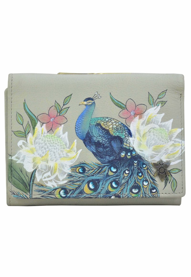 Leren portemonnee met een pauw- en bloemenontwerp in blauw, groen en wit op een lichtgrijze achtergrond, met metallic accenten.