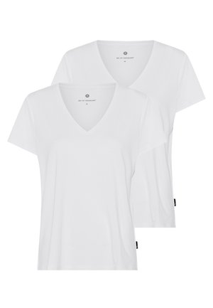 To hvide V-hals t-shirts lavet af blødt stof med korte ærmer. Enkel design med et mærke på siden.