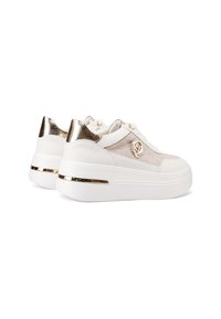 Sneakers platform bianchi con un accento dorato lucido sul tallone, caratterizzati da una parte superiore trasparente con un motivo logotipo sottile. Materiali testurizzati.