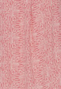 Kangas dengan latar belakang merah muda dan pola geometris putih, menampilkan variasi ketebalan dan jarak garis di seluruh permukaan.