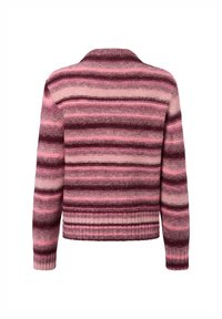 Gestreifte Strickjacke in Rosatönen und Burgunderrot, gestrickte Textur, gerippte Bündchen und Saum, runder Ausschnitt, halblange Ärmel.