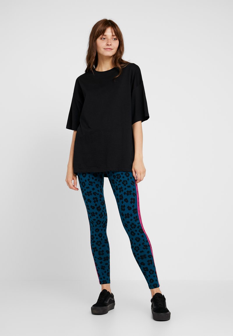 Perder la paciencia Cabina Hizo un contrato adidas Originals BELLISTA ALLOVER PRINT TIGHT - Leggings - tech mineral/ black - Zalando.es Perder la paciencia Cabina Hizo un contrato adidas Originals BELLISTA ALLOVER PRINT TIGHT - Leggings - tech mineral/ black - Zalando.es