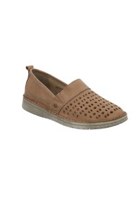Zapato slip-on en color marrón claro con un patrón perforado en la parte superior, que cuenta con una suela de goma texturizada y un pequeño tacón para mayor comodidad.